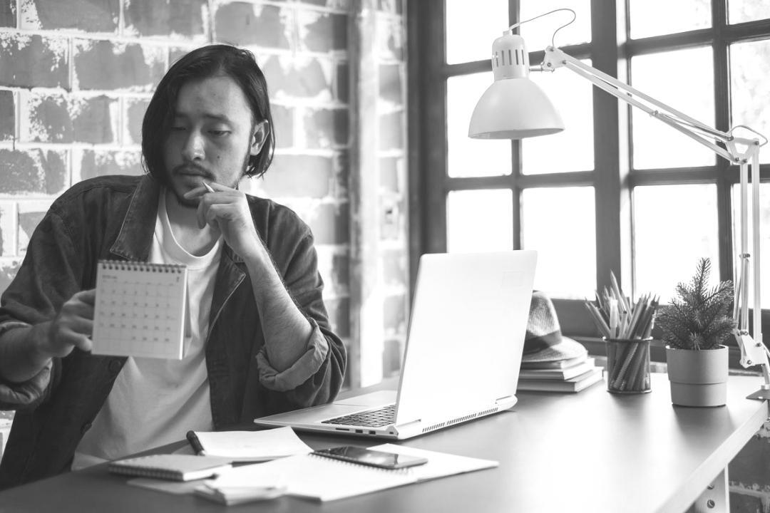 Finanzplanung Arbeitsplatz mit Laptop und Dokumenten